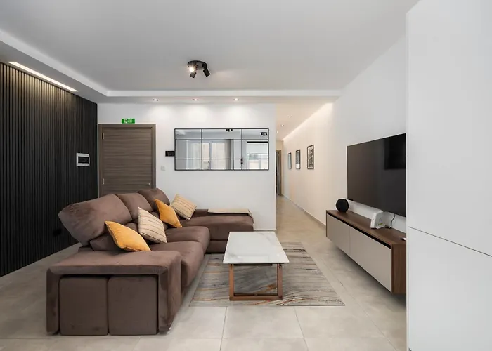 Modern 2Bd Apartment With Spacious Layout & 2 Balconies - San Gwann
