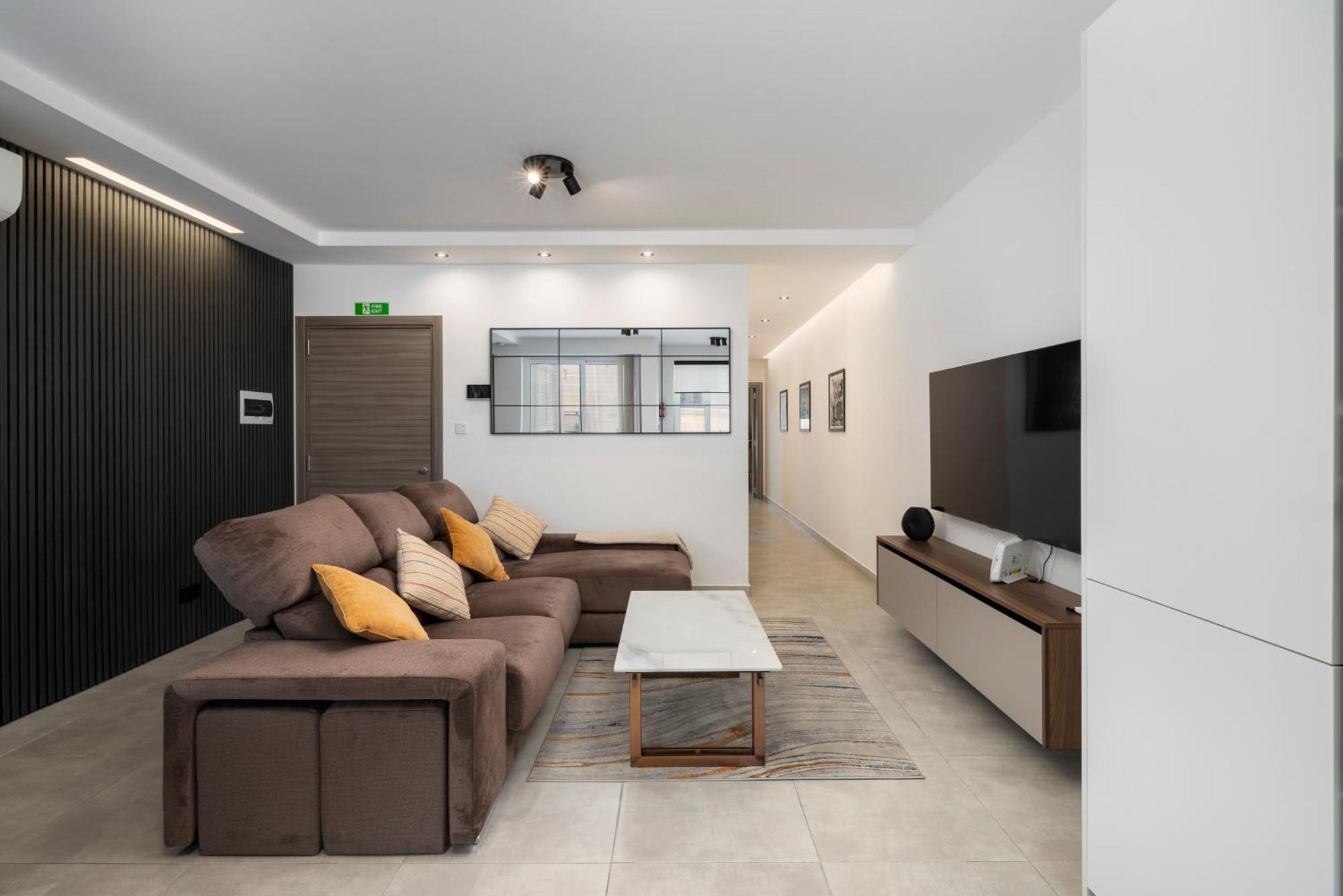 Modern 2bd With Spacious Layout & 2 Balconies - Apartment