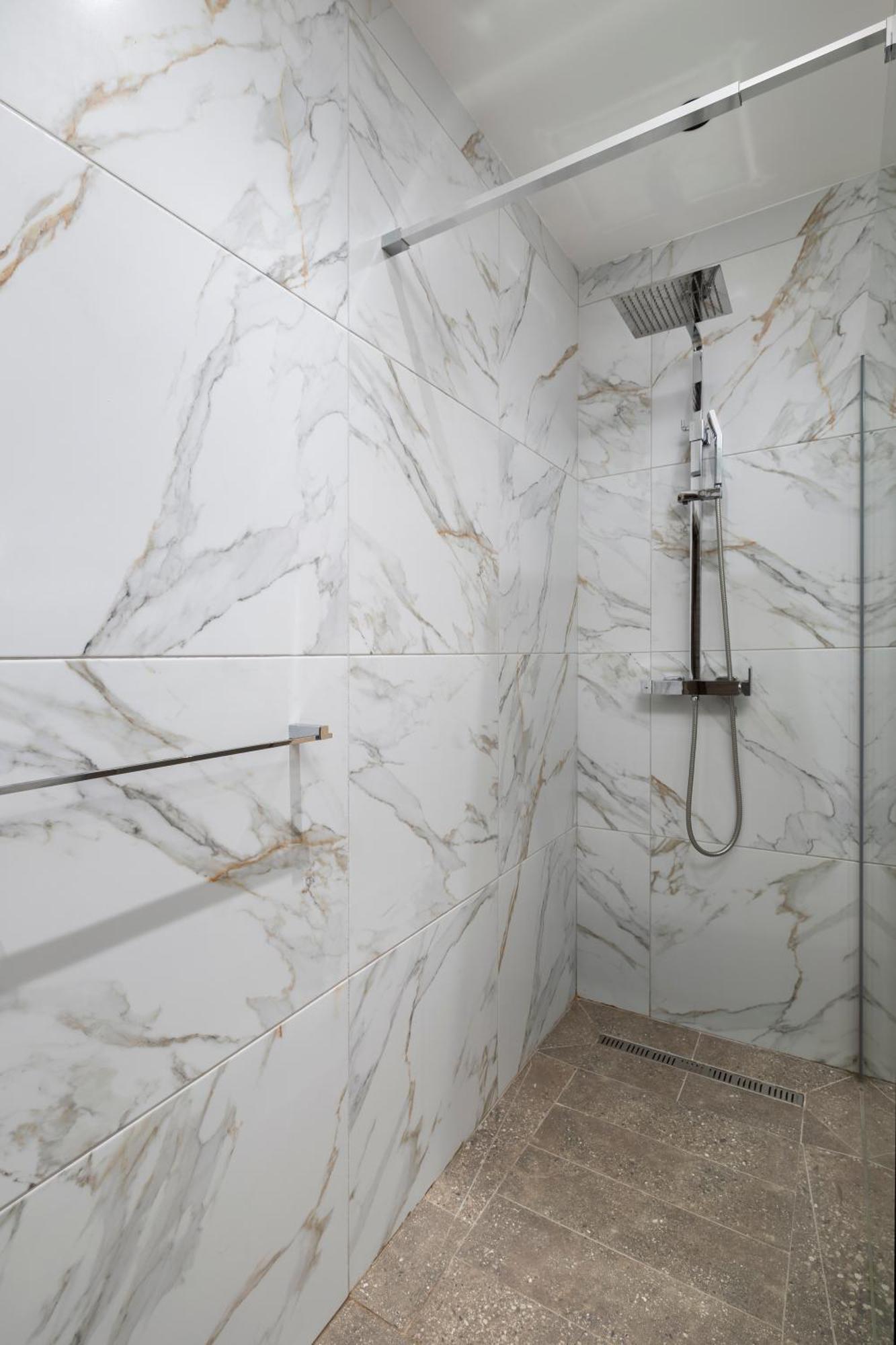 Apartment Modern 2bd With Spacious Layout & 2 Balconies - *