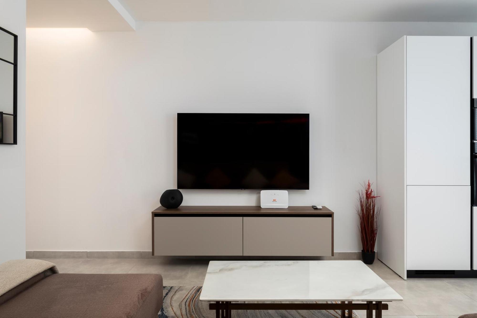 Apartment Modern 2bd With Spacious Layout & 2 Balconies -
