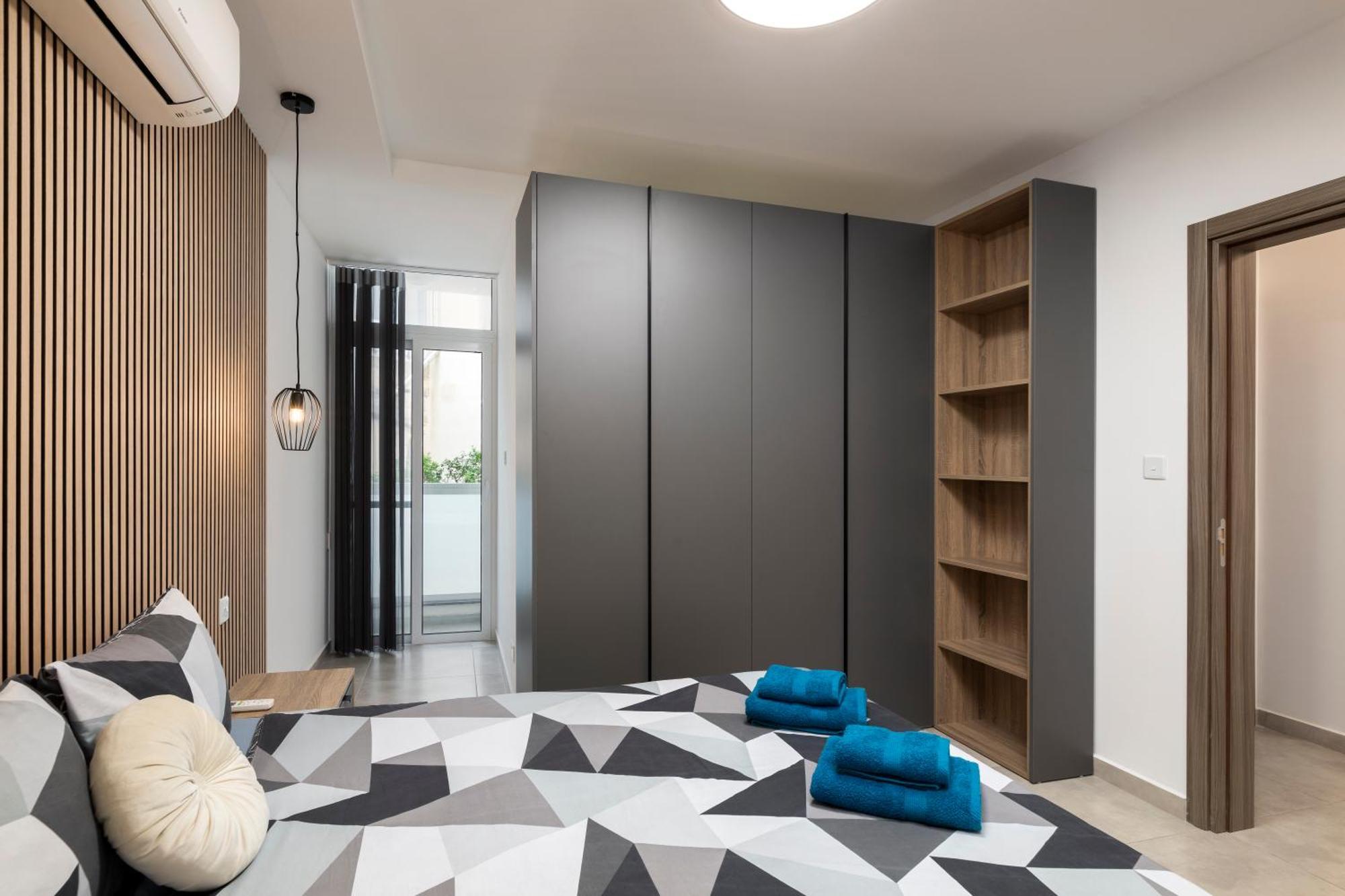 Apartment Modern 2bd With Spacious Layout & 2 Balconies - San Gwann