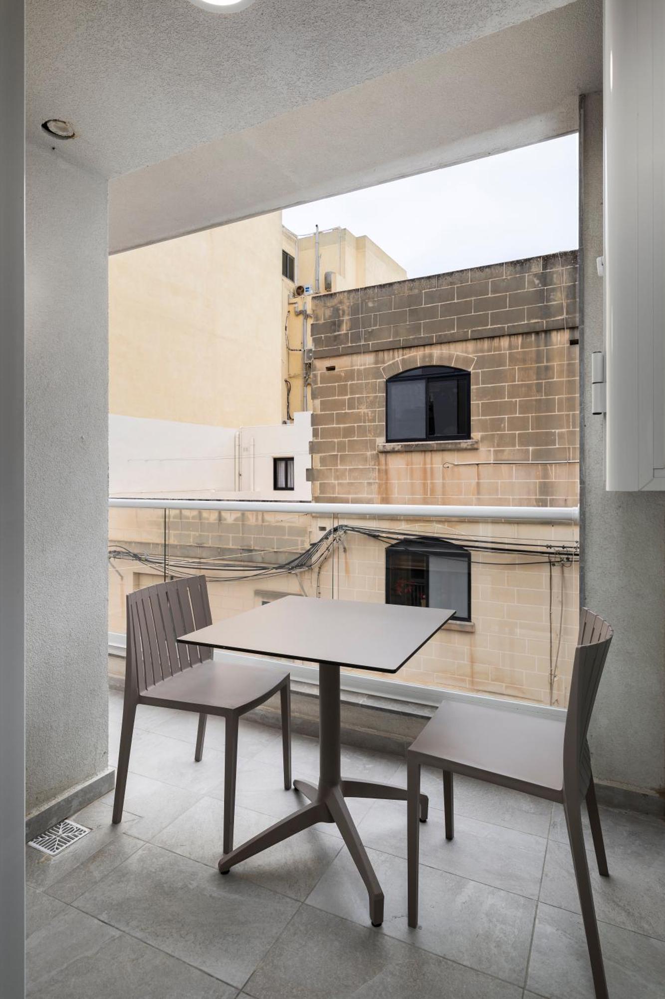 Modern 2bd With Spacious Layout & 2 Balconies - Apartman San Ġwann